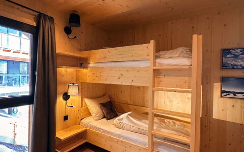 02 Nth051 18B Sup Chalet mit Sauna und Hot Tub 2 e: Madera, Diseño De Interiores, Techo, Habitación, Manchas De Madera, Madera Dura, Cama, Marco De La Cama, Cuarto De Troncos, Maderas