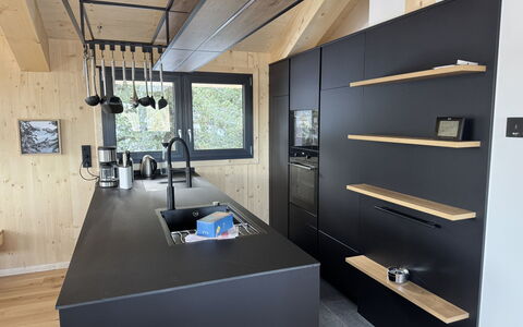 02 Nth051 18B Sup Chalet mit Sauna und Hot Tub 2 e: Madera, Piso, Diseño De Interiores, Cocina, Suelo, Mostrador, Mueble, Techo, Gabinetes, Lámpara