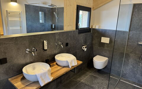02 Nth051 18B Sup Chalet mit Sauna und Hot Tub 2 e: Piso, Arreglo De Tubería, Diseño De Interiores, Madera, Suelo, Lavabo Del Baño, Lavabo, Baño, Grifo, Plomería