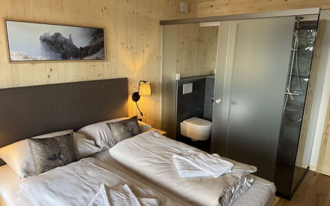 02 Nth051 18B Sup Chalet mit Sauna und Hot Tub 2 e: Habitación, Cama, Sábana, Diseño De Interiores, Marco De La Cama, Lecho, Mueble, Suelo, Piso, Habitación