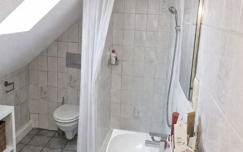 Workbase Nidderau: Baño, Arreglo De Tubería, Piso, Pared, Suelo, Diseño De Interiores, Plomería, Grifo, Habitación, Bañera