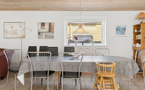 Tanja - 1.5Km from the Sea: Mueble, Piso, Diseño De Interiores, Madera, Suelo, Techo, Silla, Mesa, Cocina Y Comedor Mesa, Comedor