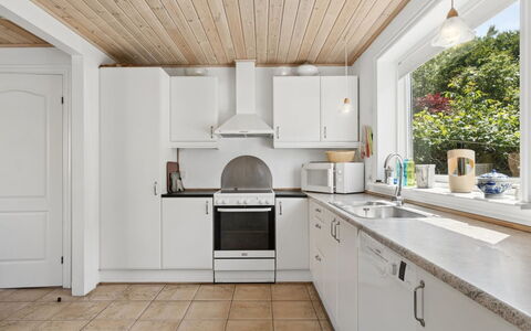 Tanja - 1.5Km from the Sea: Cocina, Mostrador, Piso, Diseño De Interiores, Pared, Aparato De Cocina, Madera, Techo, Electrodoméstico, Gabinetes