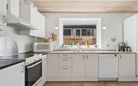 Tanja - 1.5Km from the Sea: Cocina, Aparato De Cocina, Mostrador, Electrodoméstico, Diseño De Interiores, Piso, Madera, Gabinetes, Mueble, Techo