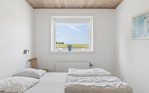 Tanja - 1.5Km from the Sea: Madera, Habitación, Sábana, Lecho, Techo, Cama, Linos, Marco De La Cama, La Luz Del Día, Madera Dura