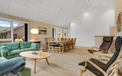 Ylermi - 600M from the Sea: Piso, Diseño De Interiores, Suelo, Madera, Suelos De Madera, Techo, Mueble, Sala, Suelo Laminado, Sofá