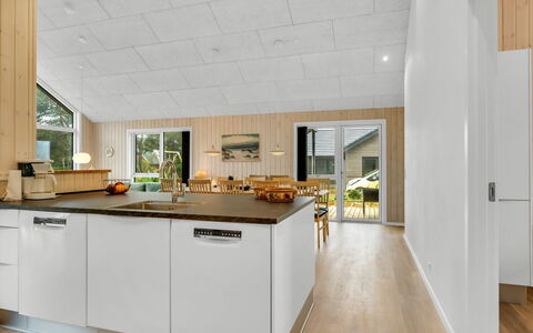 Ylermi - 600M from the Sea: Piso, Madera, Suelo, Diseño De Interiores, Techo, Cocina, Suelos De Madera, Mostrador, Mueble, Cocina Y Comedor Mesa