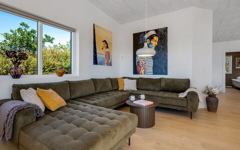 Hubertina - 900M from the Sea: Mueble, Diseño De Interiores, Sofá, Piso, Suelo, Madera, Sala, Techo, Habitación, Departamento