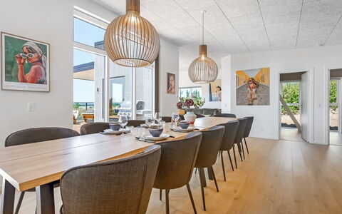 Hubertina - 900M from the Sea: Mueble, Piso, Madera, Diseño De Interiores, Suelo, Cocina Y Comedor Mesa, Comedor, Techo, Suelos De Madera, Mesa