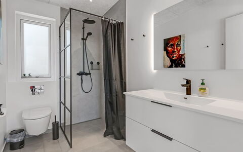 Hubertina - 900M from the Sea: Piso, Suelo, Diseño De Interiores, Arreglo De Tubería, Mueble De Baño, Techo, Plomería, Loseta, Casa, Baño