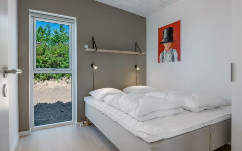 Hubertina - 900M from the Sea: Diseño De Interiores, Pared, Habitación, Piso, Suelo, Cama, Techo, Madera, Mueble, Sábana