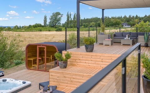 Hubertina - 900M from the Sea: Cubierta, Sombra, Patio, Mueble Para Exteriores, Jardín, Estructura Al Aire Libre, Manchas De Madera, Maceta, Madera Dura, Diseño