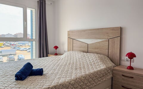 Sonnige Ferien: Mueble, Cama, Diseño De Interiores, Suelo, Habitación, Piso, Pared, Madera, Habitación, Sábana