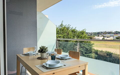 Sonnige Ferien: Mueble, Diseño De Interiores, Suelo, Piso, Silla, Cocina Y Comedor Mesa, Departamento, Vaso, Sombra, Balcón