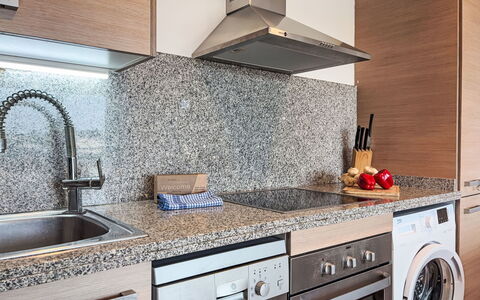 Sonnige Ferien: Cocina, Mostrador, Diseño De Interiores, Piso, Aparato De Cocina, Electrodoméstico, Grifo, Gabinetes, Granito, Arreglo De Tubería