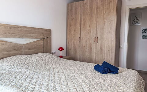 Sonnige Ferien: Cama, Mueble, Lecho, Habitación, Suelo, Diseño De Interiores, Sábana, Pared, Piso, Habitación