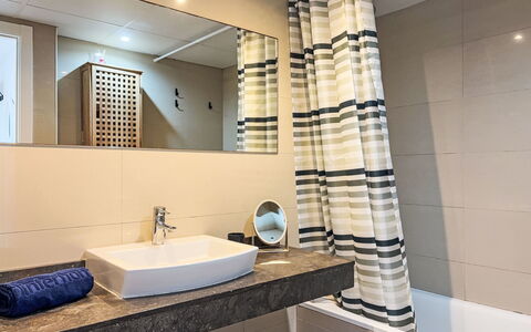 Sonnige Ferien: Baño, Diseño De Interiores, Piso, Arreglo De Tubería, Pared, Lavabo Del Baño, Suelo, Grifo, Textil, Lavabo