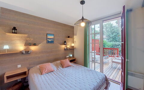 Beau Séjour: Mueble, Diseño De Interiores, Madera, Piso, Suelo, Techo, Habitación, Habitación, Casa, Cama
