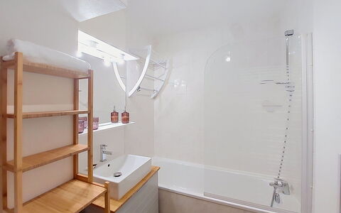 Beau Séjour: Pared, Arreglo De Tubería, Piso, Diseño De Interiores, Baño, Suelo, Habitación, Plomería, Grifo, Lavabo Del Baño