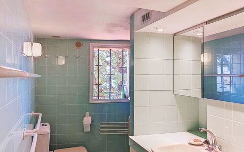 Balcon D'Azur: Baño, Diseño De Interiores, Lavabo Del Baño, Arreglo De Tubería, Pared, Piso, Lavabo, Suelo, Grifo, Plomería