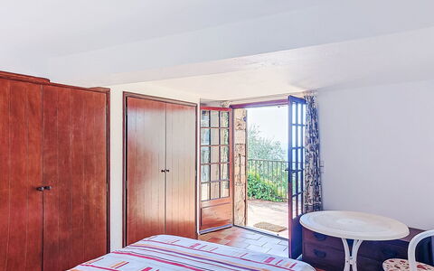 Balcon D'Azur: Cama, Pared, Habitación, Mueble, Madera, Sábana, Lecho, Diseño De Interiores, Textil, Suelo