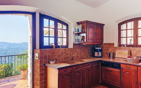 Balcon D'Azur: Madera, Cocina, Mueble, Gabinetes, Piso, Mostrador, Diseño De Interiores, Aparato De Cocina, Suelo, Manchas De Madera