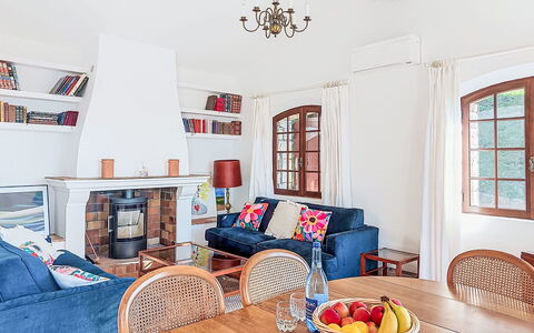 Balcon D'Azur: Mueble, Diseño De Interiores, Piso, Madera, Sofá, Suelo, Habitación, Sala, Techo, Casa