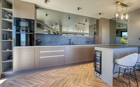 Black Imperium: Diseño De Interiores, Mueble, Cocina, Piso, Mostrador, Suelo, Gabinetes, Madera, Techo, Lámpara