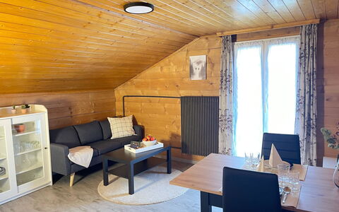 Allalinblick: Mueble, Piso, Madera, Suelo, Diseño De Interiores, Habitación, Techo, Suelos De Madera, Sala, Madera Dura