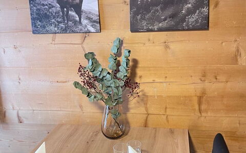 Allalinblick: Madera, Mueble, Mesa, Piso, Diseño De Interiores, Silla, Cocina Y Comedor Mesa, Comedor, Manchas De Madera, Restaurante