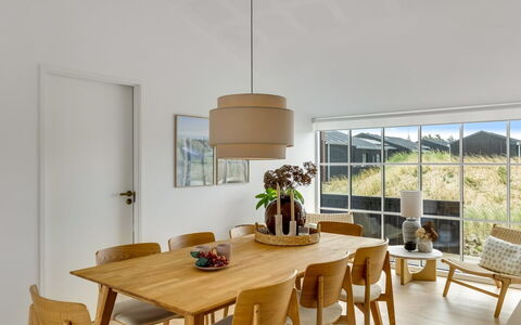 Thorlef - 500M from the Sea: Mueble, Diseño De Interiores, Piso, Comedor, Mesa, Suelo, Madera, Cocina Y Comedor Mesa, Silla, Techo