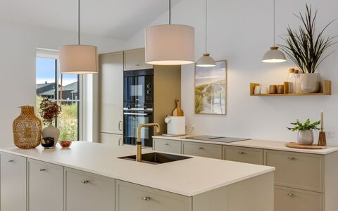 Thorlef - 500M from the Sea: Diseño De Interiores, Cocina, Piso, Mueble, Lámpara, Mostrador, Techo, Gabinetes, Suelo, Aparato De Cocina