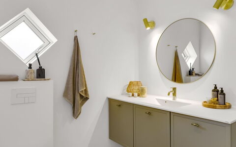 Thorlef - 500M from the Sea: Espejo, Arreglo De Tubería, Diseño De Interiores, Mueble De Baño, Baño, Plomería, Lámpara, Grifo, Lavabo, Gabinetes