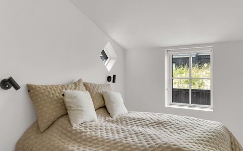 Thorlef - 500M from the Sea: Habitación, Cama, Pared, Diseño De Interiores, Lecho, Techo, Sábana, Linos, Mueble, Suelo