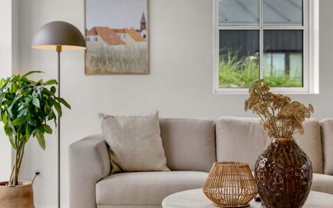 Thorlef - 500M from the Sea: Mueble, Piso, Diseño De Interiores, Madera, Suelo, Sala, Maceta, Mesa, Habitación, Marrón