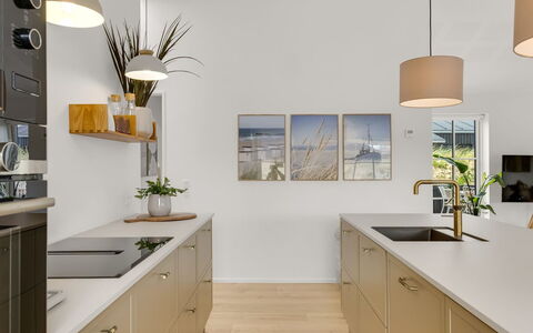 Thorlef - 500M from the Sea: Cocina, Mostrador, Piso, Diseño De Interiores, Mueble, Madera, Gabinetes, Suelo, Aparato De Cocina, Techo
