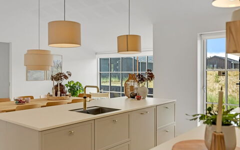 Thorlef - 500M from the Sea: Mueble, Diseño De Interiores, Piso, Mostrador, Cocina, Gabinetes, Techo, Suelo, Lámpara, Casa