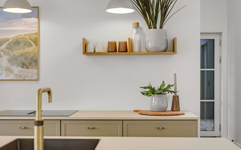 Thorlef - 500M from the Sea: Cocina, Diseño De Interiores, Vajilla, Mostrador, Mueble, Lámpara, Encendiendo, Maceta, Gabinetes, Planta De Casa