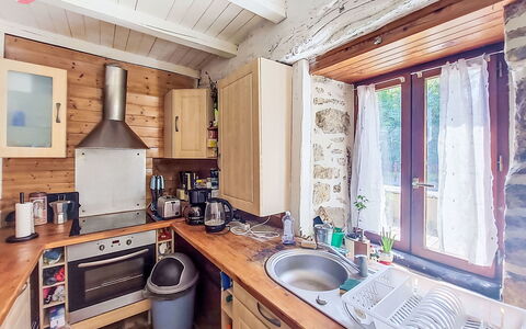 Le Bourg Tressé: Madera, Casa, Electrodoméstico, Cabaña, Manchas De Madera, Madera Dura, Aparato De Cocina, Cocina, Cuarto De Troncos, Electrodoméstico