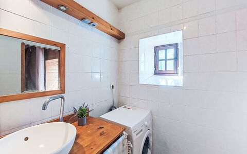 Le Bourg Tressé: Piso, Pared, Suelo, Arreglo De Tubería, Diseño De Interiores, Madera, Techo, Baño, Habitación, Grifo