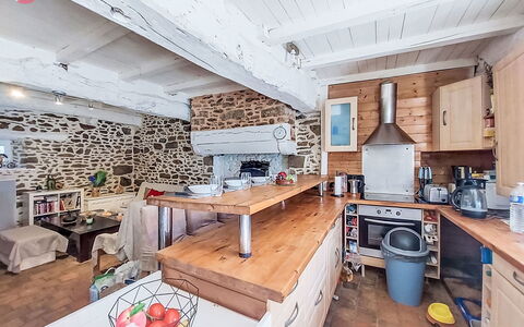 Le Bourg Tressé: Cocina, Mueble, Mostrador, Electrodoméstico, Casa, Estufa De Cocina, Aparato De Cocina, Techo, Gabinetes, Silla