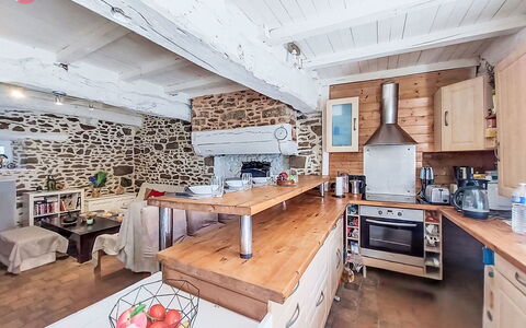 Le Bourg Tressé: Cocina, Mueble, Madera, Mostrador, Diseño De Interiores, Piso, Electrodoméstico, Suelo, Techo, Gabinetes