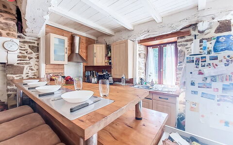 Le Bourg Tressé: Madera, Mueble, Diseño De Interiores, Cocina, Techo, Cocina Y Comedor Mesa, Habitación, Silla, Mostrador, Manchas De Madera