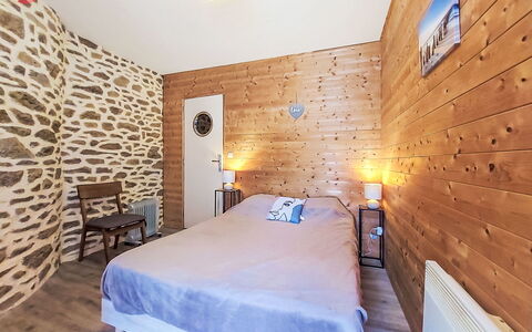 Le Bourg Tressé: Madera, Mueble, Diseño De Interiores, Suelo, Casa, Habitación, Cama, Linos, Techo, Manchas De Madera