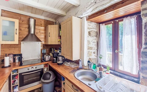 Le Bourg Tressé: Madera, Casa, Cabaña, Electrodoméstico, Manchas De Madera, Madera Dura, Cuarto De Troncos, Aparato De Cocina, Cocina, Electrodoméstico