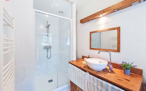 Le Bourg Tressé: Piso, Diseño De Interiores, Arreglo De Tubería, Suelo, Baño, Madera, Mueble De Baño, Grifo, Techo, Habitación