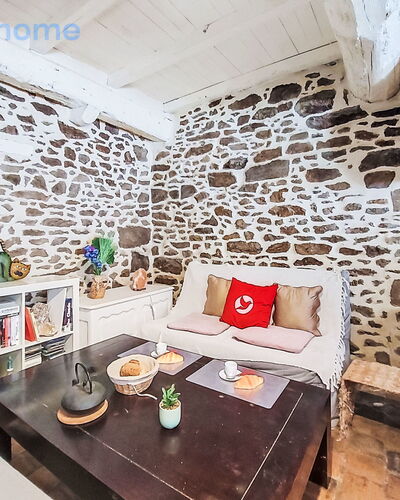 Le Bourg Tressé: Piso, Suelo, Sala, Silla, Planta De Casa, Almohada, Losa, Maceta, Alfombra