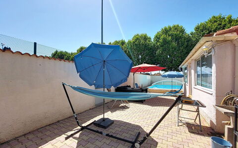 L Escapade Orangeoise: Mueble, Mueble Para Exteriores, Sombra, Silla, Paraguas, Mesa Al Aire Libre, Sunlounger, Planta De Casa, Toldo