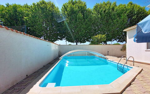 L Escapade Orangeoise: Azul, Piscina, Barrio Residencial, Material Compuesto, Recurso, Sombra, Eco Hotel, Mueble Para Exteriores, Diseño, Hotel