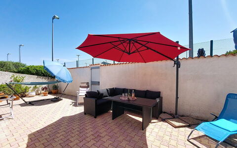 L Escapade Orangeoise: Mueble, Mueble Para Exteriores, Paraguas, Silla, Mesa Al Aire Libre, Sombra, Piscina, Recurso, Patio, Maceta